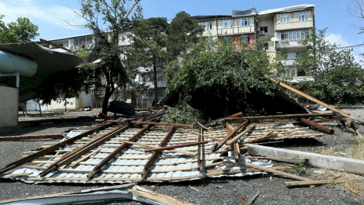    Şəkidə külək binanın dam örtüyünü qopardı   