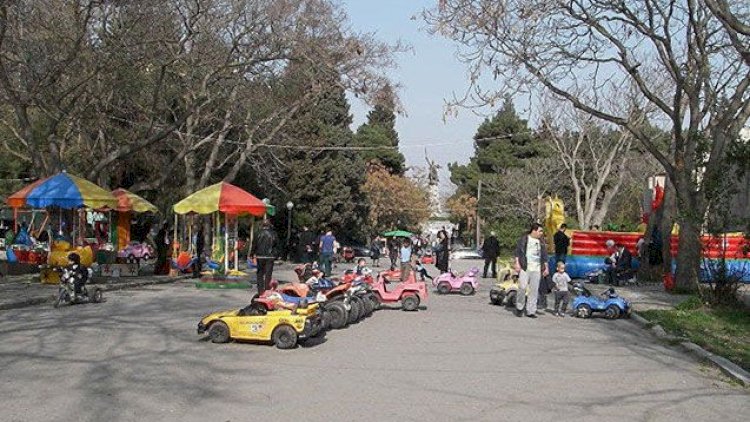   Xırdalan parkında dəhşət: Qadın karuseldən yıxıldı   
