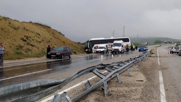    Türkiyədə avtobus dərəyə düşdü, yaralılar var   