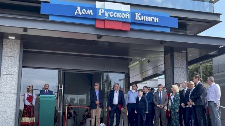    Kreml rəsmisi Qafana gəldi - Rus Kitab Evi açıldı   