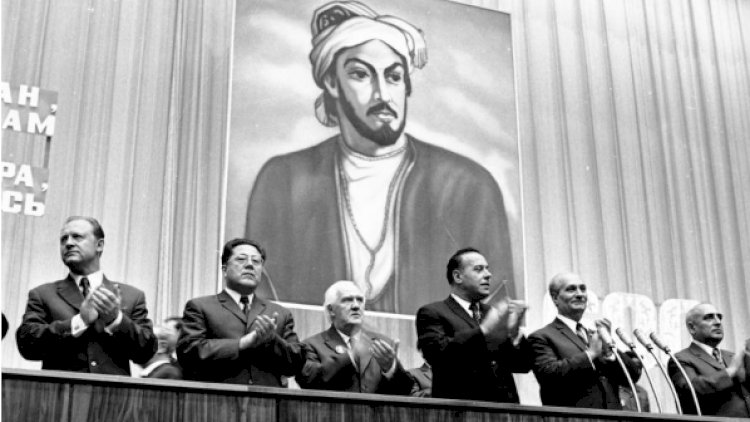   Mənə baxdı, pıçıltıyla dilləndi: “Görürsən nə deyir?!“ -   Rafael Hüseynov Nəsimidən yazdı