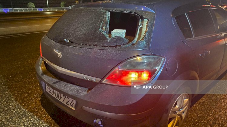   Bakıda cinsi azlığın nümayəndələri avtomobilə hücum etdi - FOTOLAR   