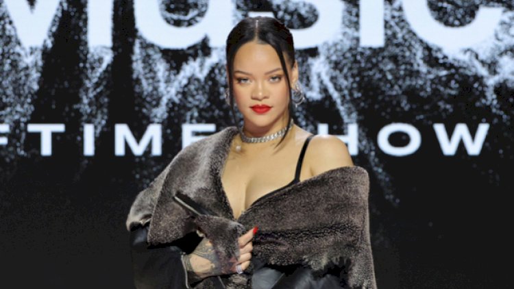    Hamilə Rihanna yenidən yarıçılpaq görkəmdə - Fotolar   