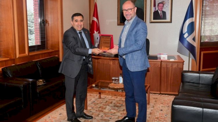    Azərbaycanlı jurnalist türkiyəli rektora plaket təqdim etdi   