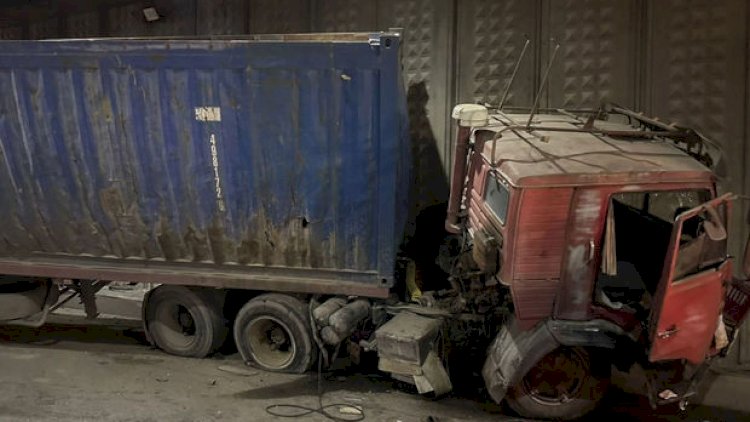    Bakıda yük avtomobili beş maşına çırpılıb, xəsarət alanlar var   