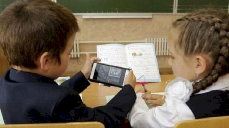    Məktəblərdə mobil telefon qadağan olunur   