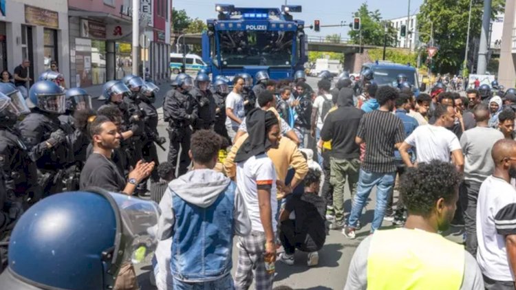    Almaniyada iğtişaşlar - 22 polis yaralandı   