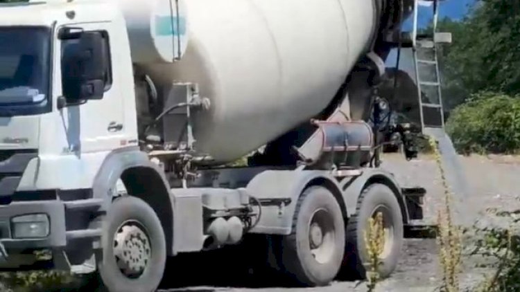    Qaxda Kürmük çayına beton tökdülər - FOTO   