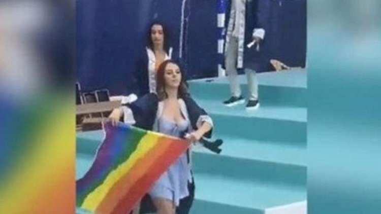    Məzun günündə LGBT bayrağı açıldı - Universitet bir-birinə dəydi   