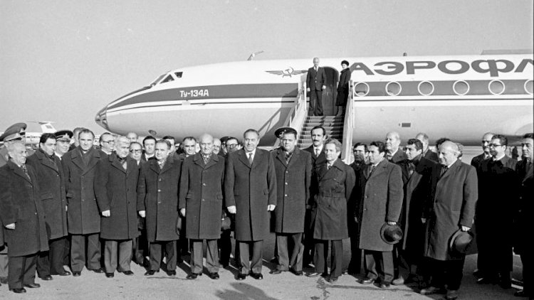    Vaqif Hüseynovun sədaqət andına xilaf çıxması tarixçəsi -   Akademik Rafael Hüseynov yazdı