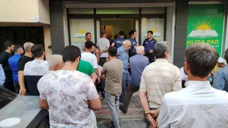    Türkiyədə partiya qərargahına hücum:   Ölən və yaralılar var