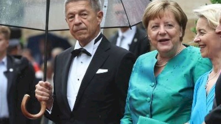    Merkel çətirsiz qaldığından başdan-ayağa islanıb - İddia   