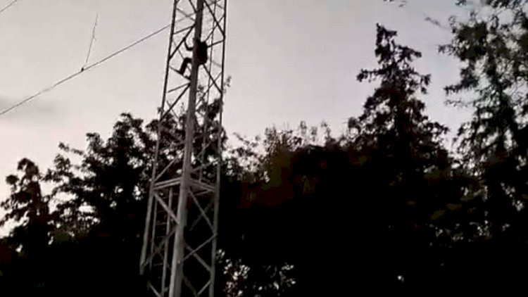    İşıq dirəyinə çıxaraq intihar etmək istədi, son anda...    