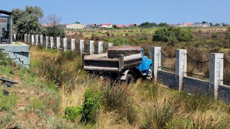    Maştağa yolunda “KamAZ” dərəyə aşdı - FOTO   