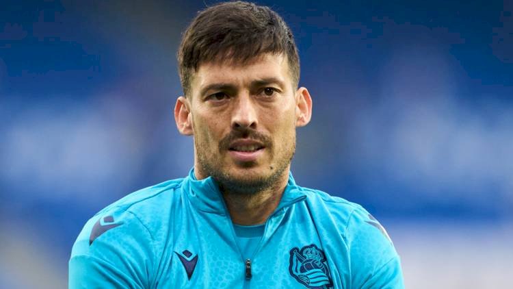   Da Silva futbolla vidalaşır   