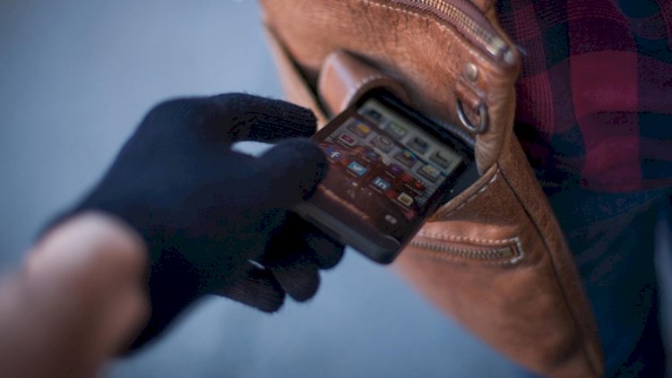    “20 Yanvar”da qadının telefonunu oğurladılar   