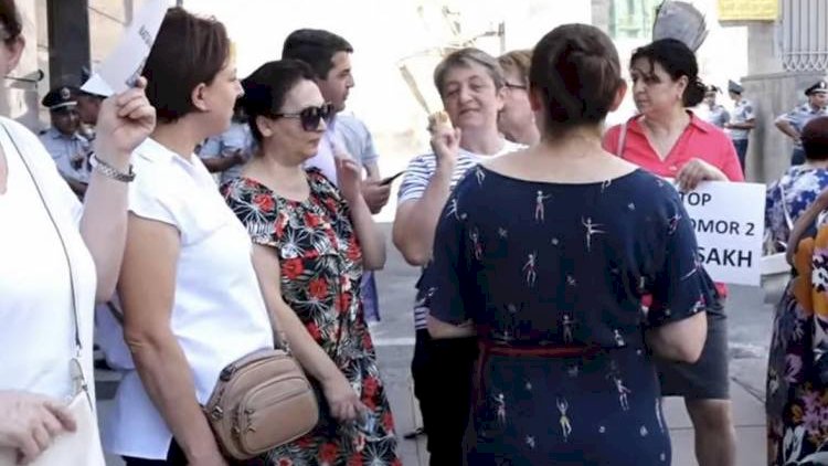    Rusiya səfirliyi qarşısında aksiya keçirilir   
