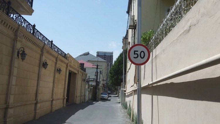    Bu küçədə 50 sürətlə maşın sürmək olar? – BNA sürücülərlə məzələnir?   