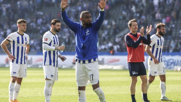    Tanınmış futbolçu 36 yaşında karyerasını başa vurdu   