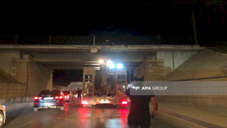    Bakıda yük avtomobili körpünün altına ilişdi, tıxac yarandı - Fotolar   