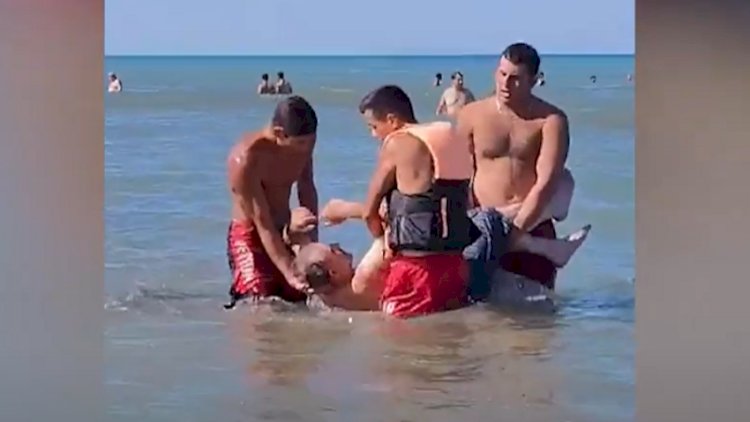    “Qızılqum” çimərliyində batma təhlükəsi ilə üzləşən ata və iki oğlu xilas olundu - Video   