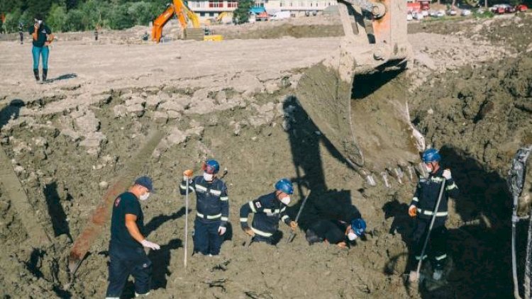    Gürcüstanda sürüşmə nəticəsində ölənlərin sayı 29-a çatdı   