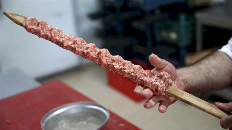    Kababçı qardaşı arvadını evdə başqa şəxslə tutdu...   