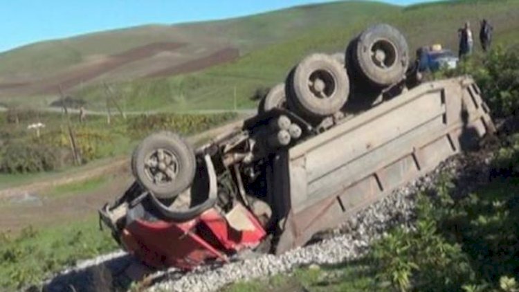    Gədəbəydə yük maşını körpüdən aşdı: Ölən və xəsarət alan var   