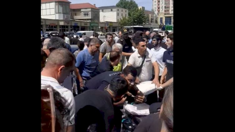    Bakıda DƏHŞƏT: Qadını küçənin ortasında bıçaqladılar   - Video