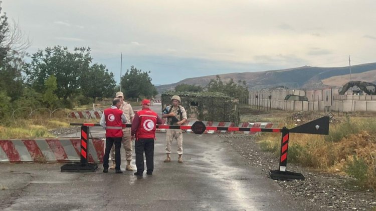    Ağdam yolunun üzərinə tikanlı məftillər qoyuldu   