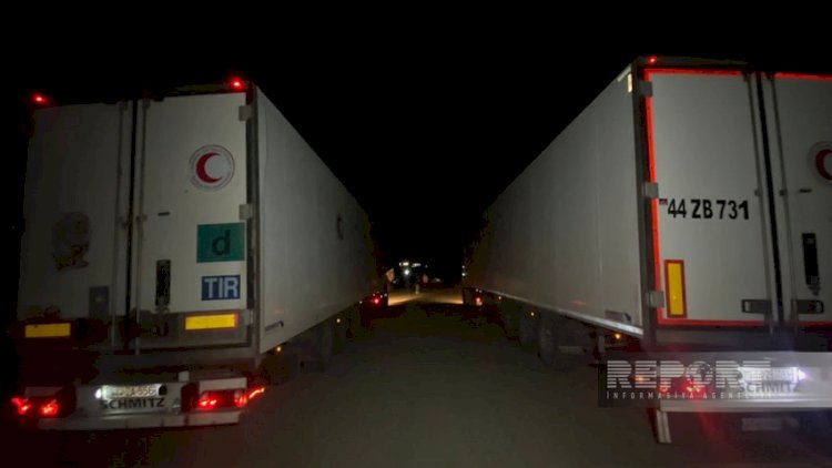    İçərisində un olan iki yük maşını Ağdam-Xankəndi yolunda gözləyir   