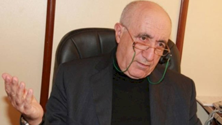    “Savadı yoxdur, ali məktəbə arxa qapıdan girib, arxa qapıdan da çıxıb...”   