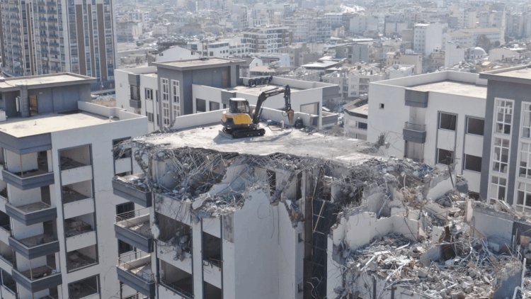    Hatayda 13 mərtəbəli binanın söküntü metodu görənləri təəccübləndirdi   