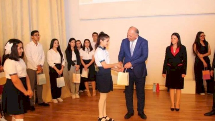    İcra başçısı 600 bal toplayanlara 6 manatlıq saat hədiyyə etdi - FOTO   