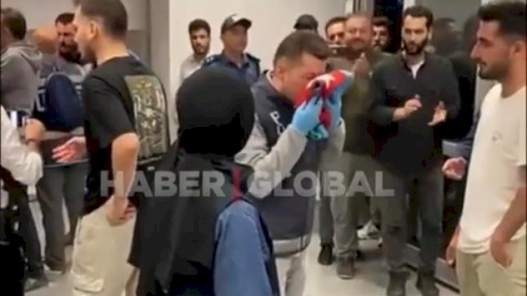    Bayrağımızı öpən türk polisi mükafatlandırıldı - FOTO   