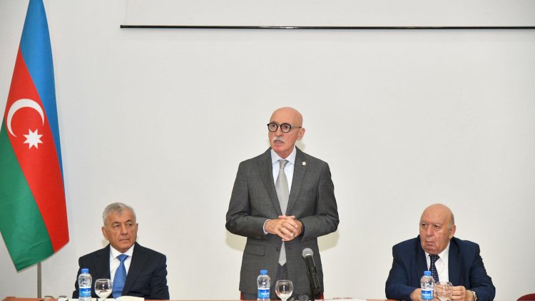    Yeni rektor kollektivə təqdim olundu   
