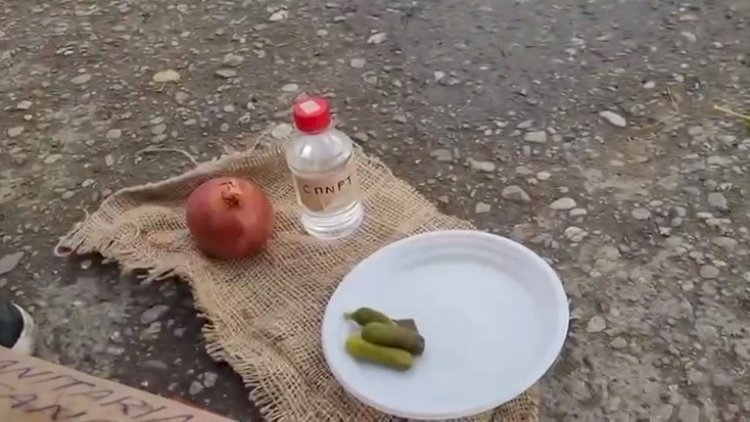    Ermənilər rus əsgərlərini ələ saldı: soğan, duzlu xiyar... - Video   