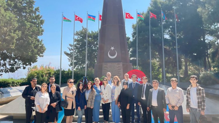    Ana Vətən Partiyasının üzvləri Bakı Türk Şəhidliyi abidəsini ziyarət etdilər - Fotolar   