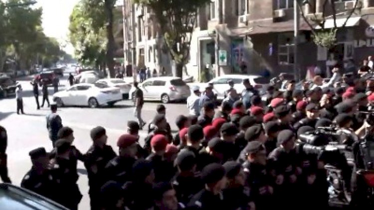    Paşinyanın korteji etirazçıların arasından güclə keçdi - Video   