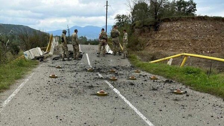    Ağdərədən çıxan ermənilər yolu minaladı    