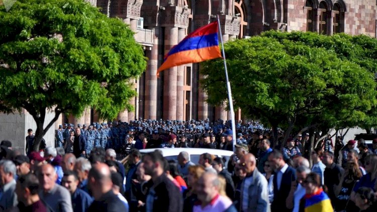    İrəvanda hökumətə qarşı kütləvi etiraz aksiyası başladı   