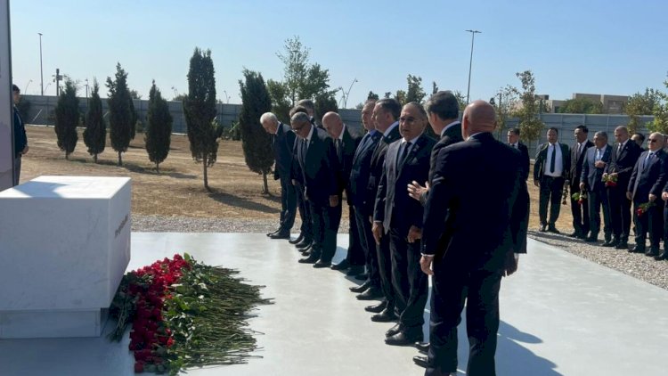    Dövlət rəsmiləri Zəfər parkında toplaşdı   