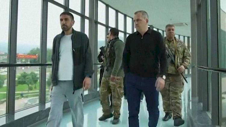    Samvel Şahramanyan Qarabağdan Ermənistana getdi   