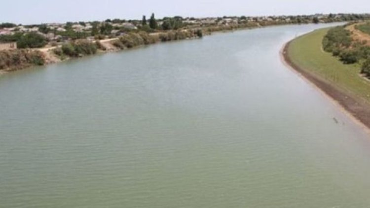    Polis özünü çaya atmaq istəyən şəxsi xilas etdi   