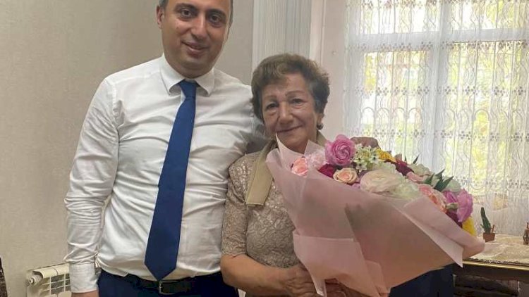    Emin Əmrullayev müəllimini təbrik etdi   