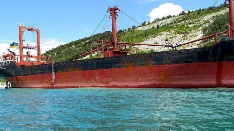    Ukrayna taxılını daşıyan yük gəmisi Rusiya gəmisi ilə toqquşdu    