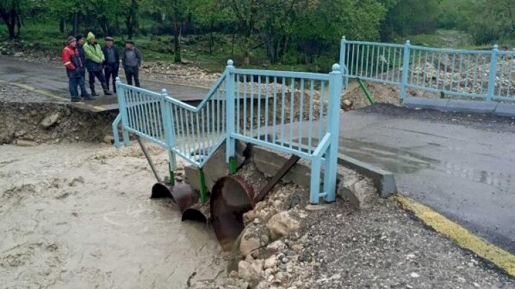   Astarada yeni açılan körpünü sel dağıtdı   