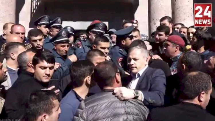    İrəvanda gərginlik: Şahramanyandan oğurlanan pulları tələb edirlər   