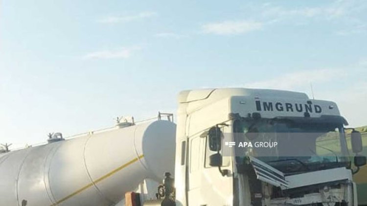    Betonqarışdıran avtomobil yük maşını ilə toqquşdu   