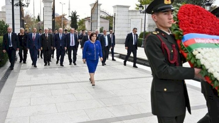    Milli Məclisin sədri Ankarada Heydər Əliyevin abidəsini ziyarət etdi - Foto   